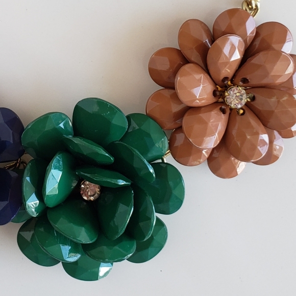 Multicolor flowers statement necklace - Picture 7 of 7